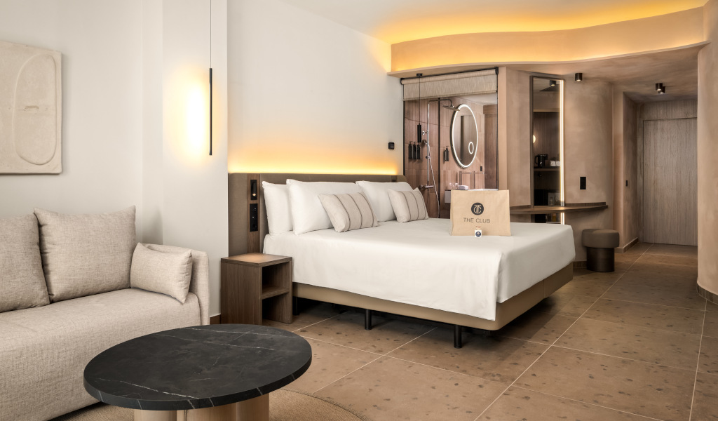 Hotelkamer met tweepersoonsbed, bank en tafel, Santa Cruz de Tenerife.