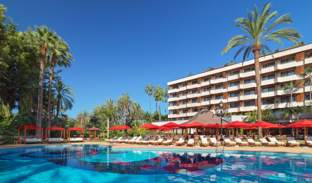 Zwembad en hotel omringd door palmbomen op Tenerife.