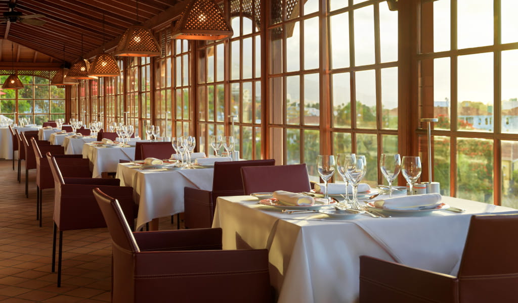 Elegante eetzaal met tafels en glazen wijn in een restaurant op Tenerife.