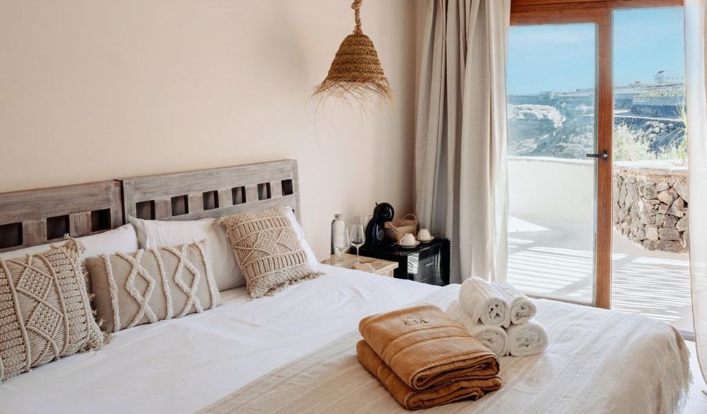 Kamer met tweepersoonsbed en rustieke decoratie in accommodatie op Tenerife, buitenaanzicht.