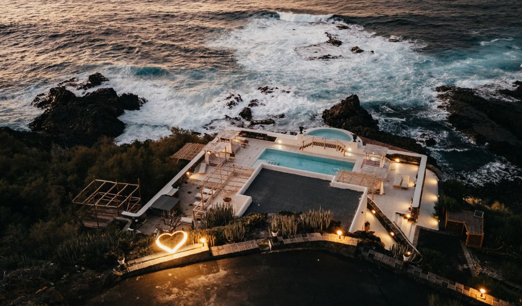 Luchtfoto van een terras met een zwembad aan zee op Tenerife.