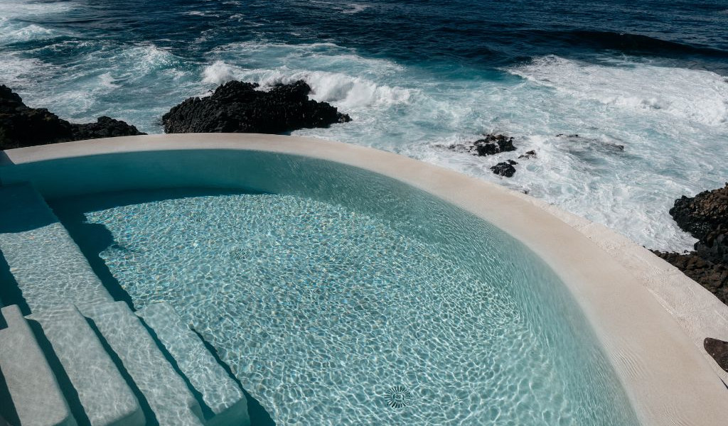 Zwembad aan zee en rotsen op Tenerife.