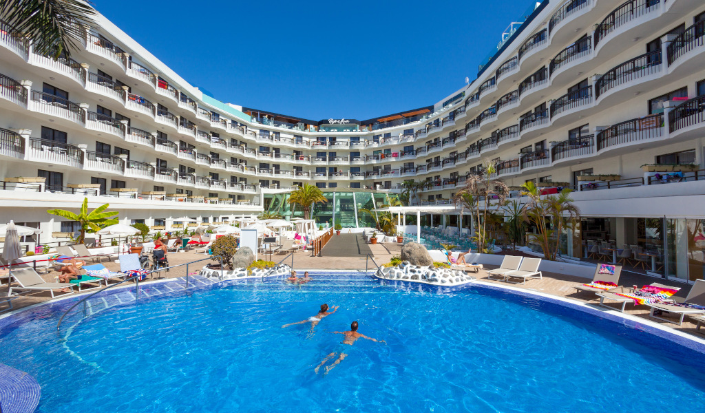 Hotelzwembad in Playa de las Americas, Tenerife, waar gasten kunnen zwemmen.