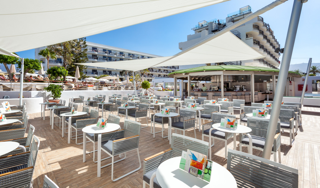 Terras van een restaurant op Tenerife met buitentafels en stoelen.
