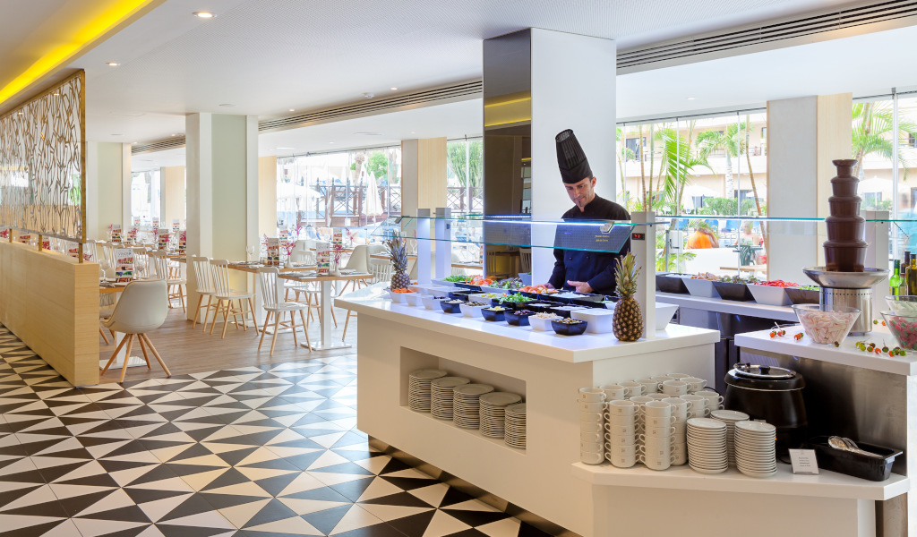 Ontbijtbuffet in een hotel op Tenerife met kok en chocoladefontein.