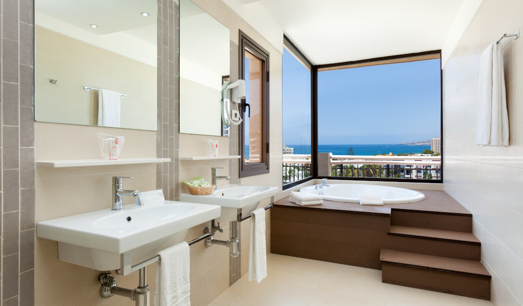 Moderne badkamer met jacuzzi en uitzicht op zee op Tenerife.