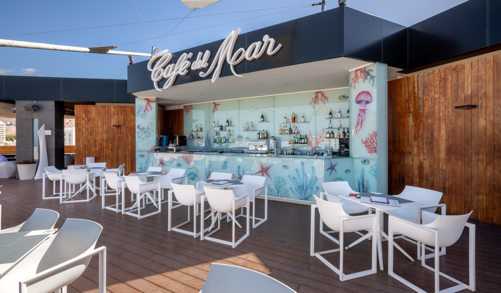Café del Mar op Tenerife met buitenzitplaatsen en maritieme decoratie.