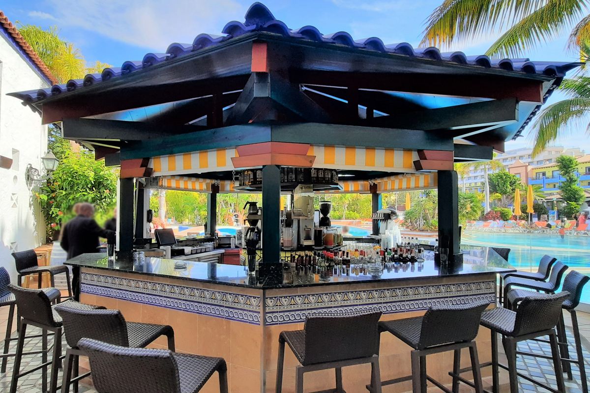 Buitenbar bij het zwembad in een hotel op Tenerife.