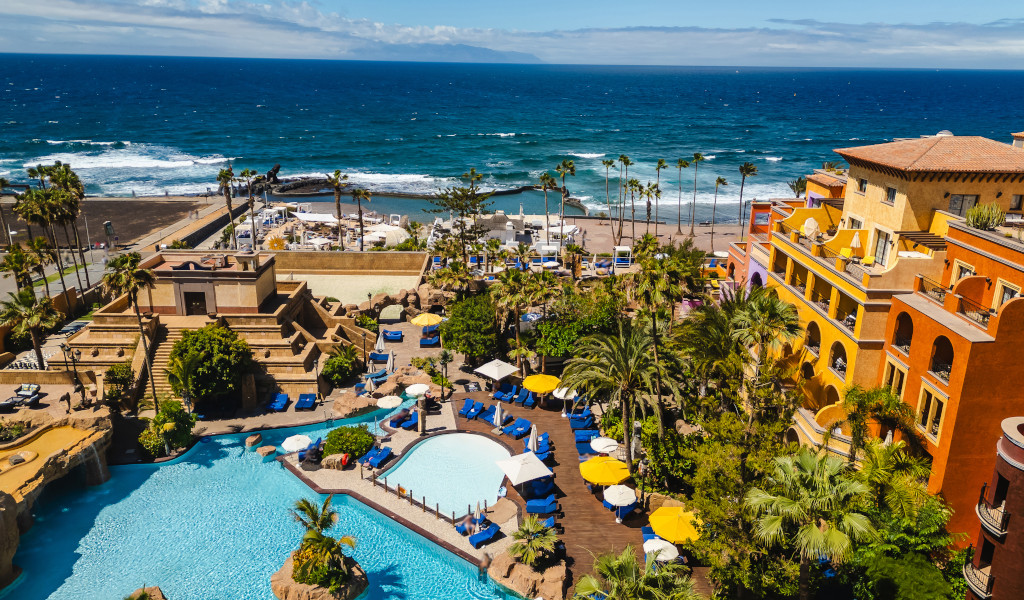 Zwembad en zeezicht in een hotelcomplex op Tenerife.