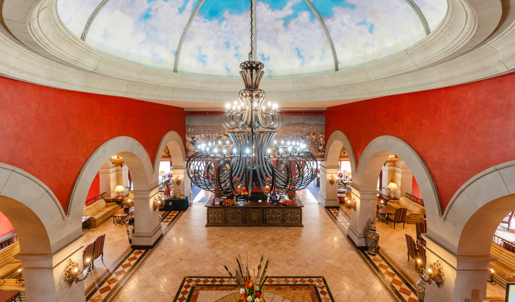 Lobby met glazen koepel en lamp gemaakt in Tenerife.