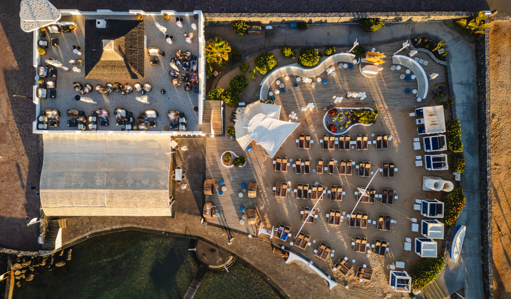Luchtfoto van terras met tafels en parasols op Tenerife.