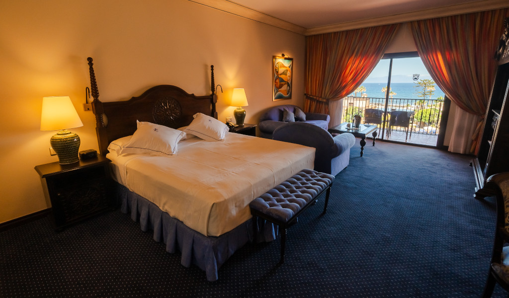 Kamer met tweepersoonsbed en zeezicht in een hotel op Tenerife.