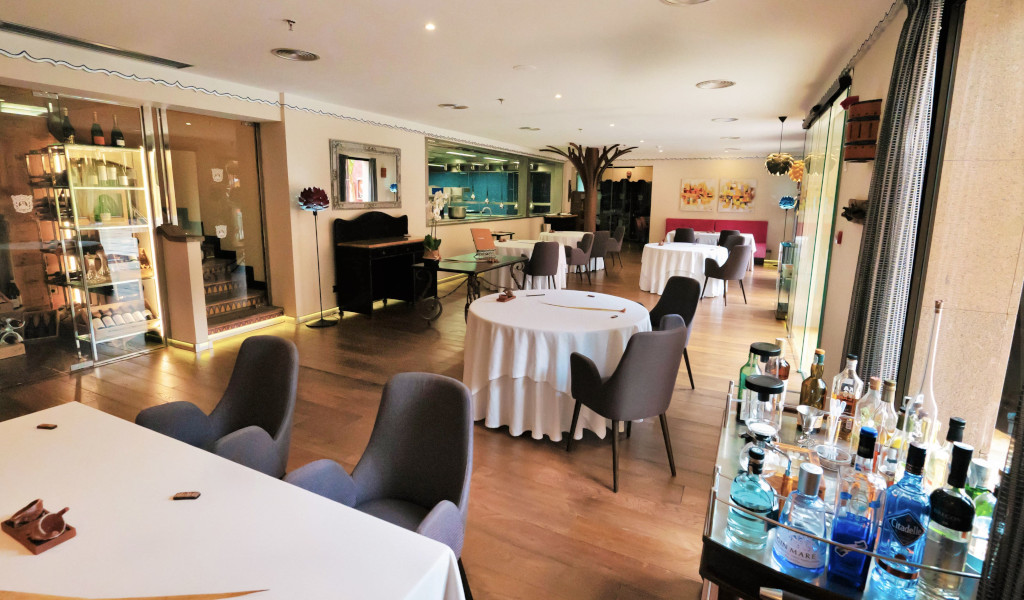 Elegant restaurant met ronde tafels en grijze stoelen op Tenerife.
