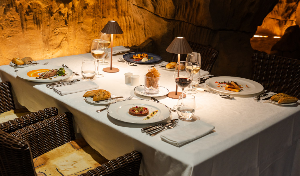 Tafel met een gastronomisch diner geserveerd in een restaurant op Tenerife.