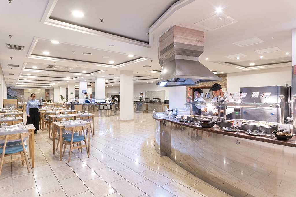 Buffetrestaurant met chefs die eten serveren op Tenerife.