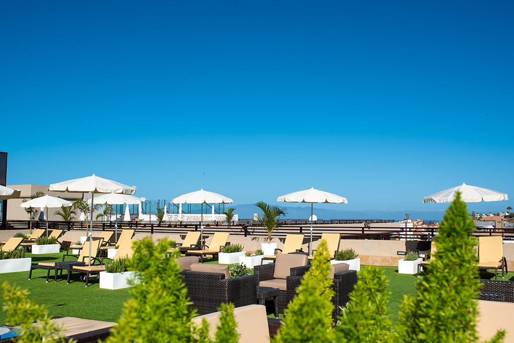 Terras met ligstoelen en parasols in een hotel op Tenerife.