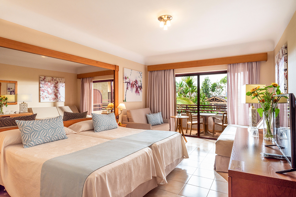 Hotelkamer met balkon met uitzicht op de tuin op Tenerife.