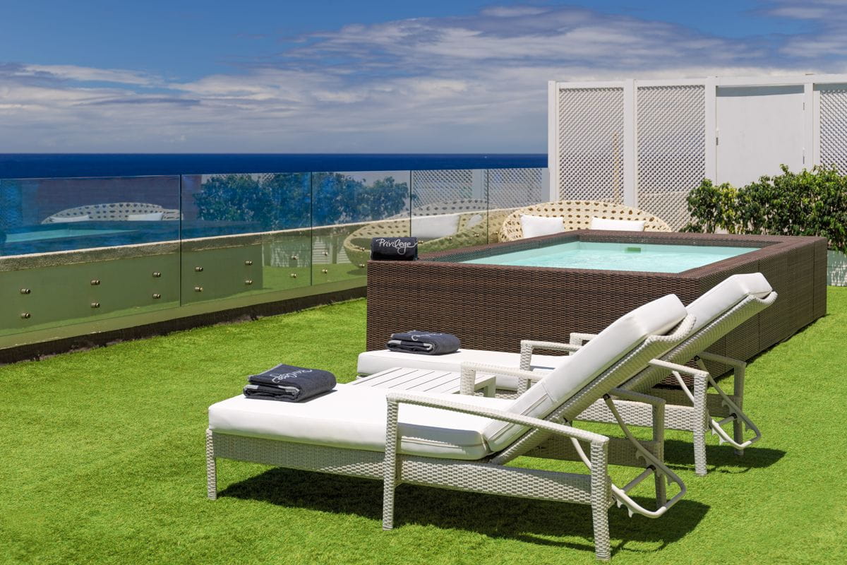 Ligstoelen en jacuzzi met zeezicht in Santa Cruz de Tenerife.