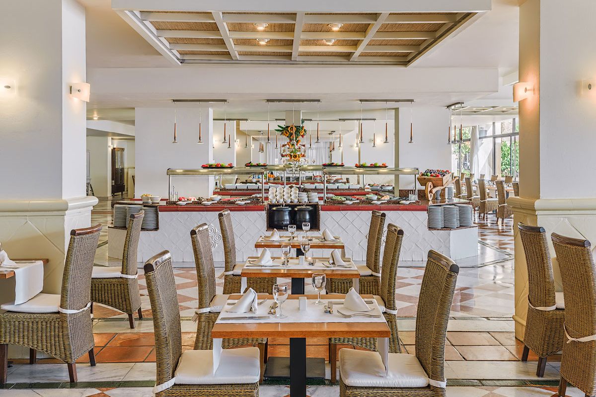 Buffetrestaurant met tafels die voor klanten op Tenerife zijn klaargemaakt.