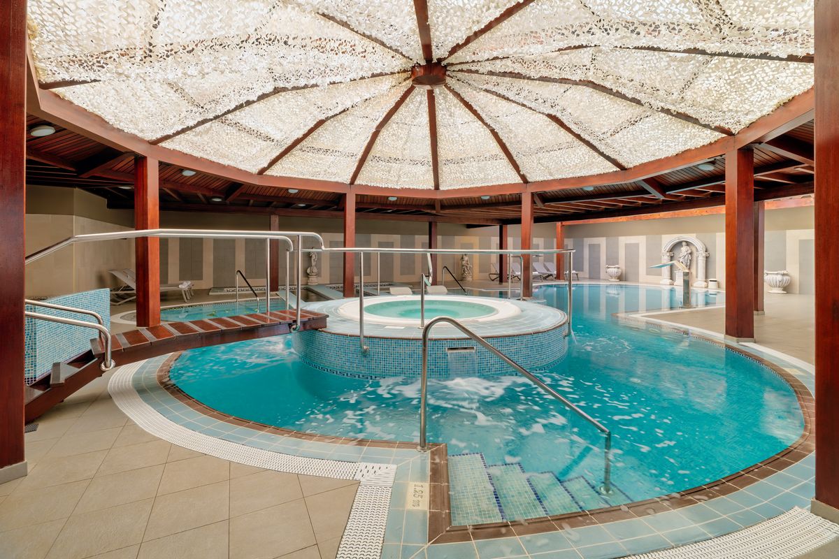Binnenzwembad met jacuzzi in een spa op Tenerife met een houten constructie.