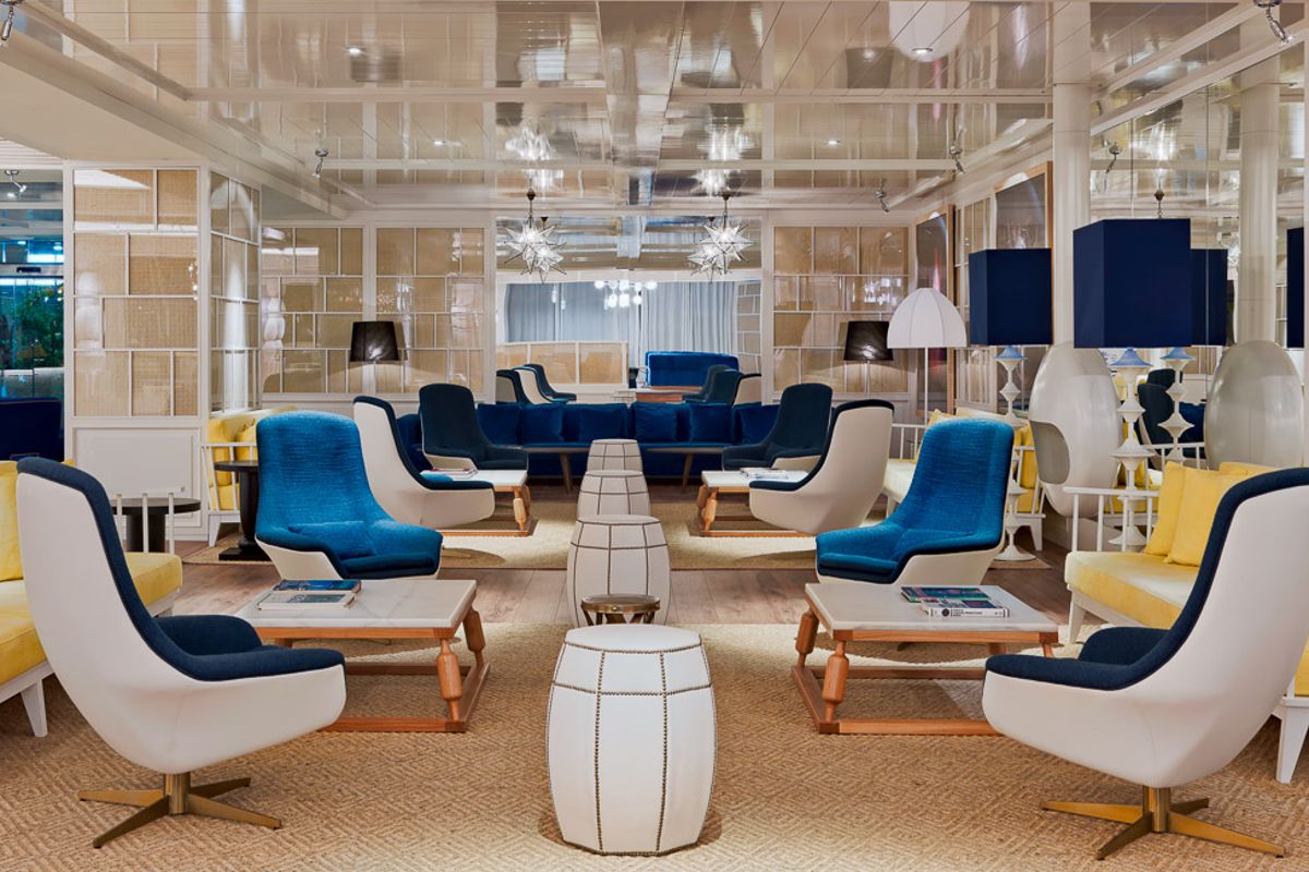Lounge met blauwe fauteuils en tafels in een hotel op Tenerife.