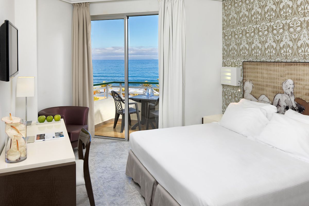 Hotelkamer op Tenerife met uitzicht op zee vanaf het balkon.