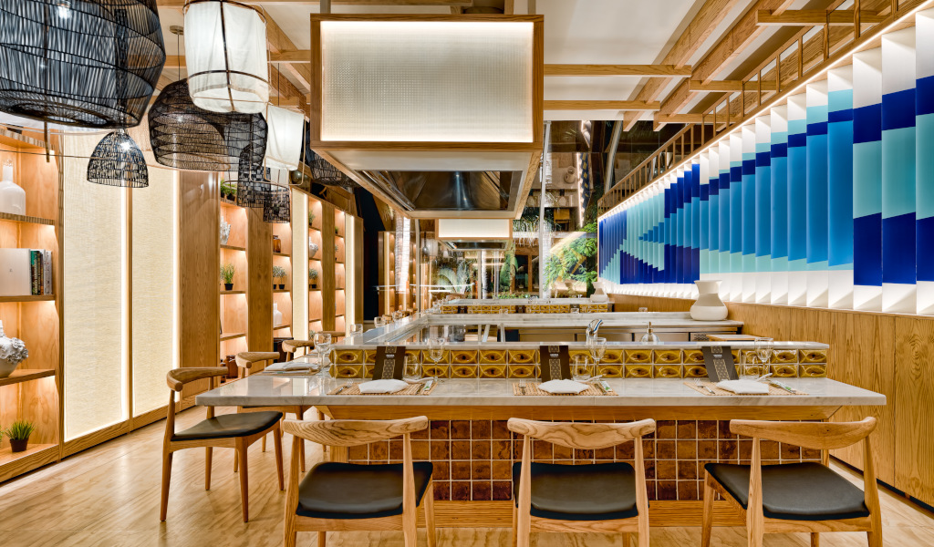 Restaurant op Tenerife met moderne inrichting en voorbereide tafels.