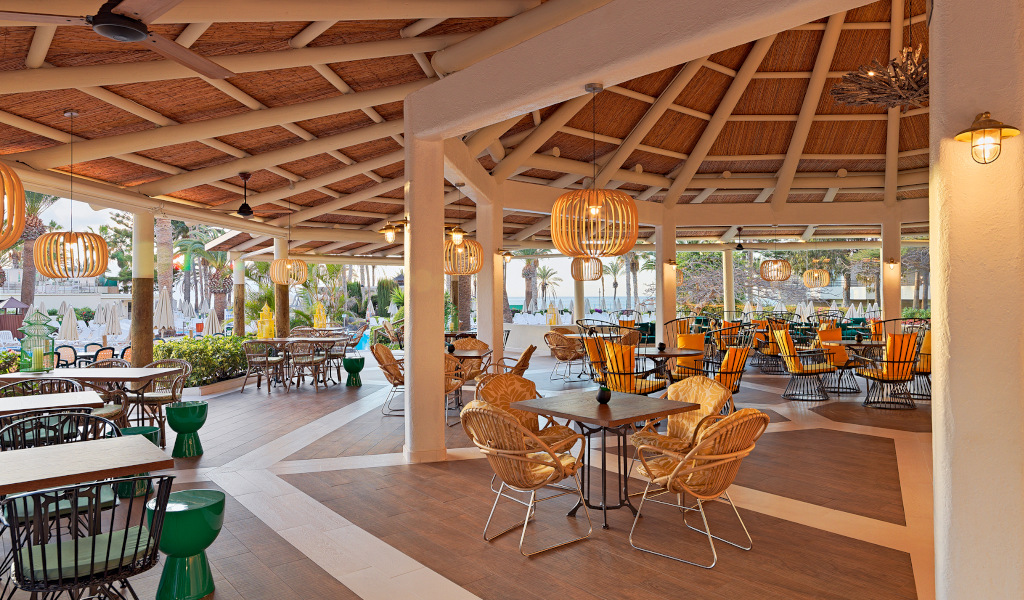 Terras met tafels en stoelen in een restaurant op Tenerife.