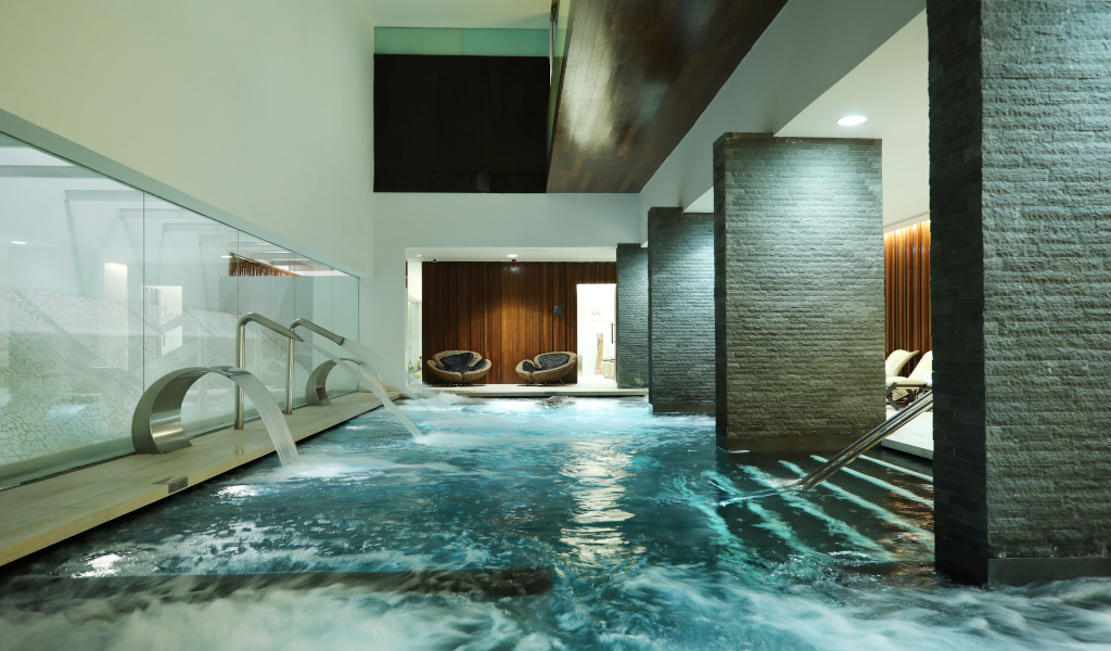 Binnenspa met zwembad en watervallen in een hotel op Tenerife.