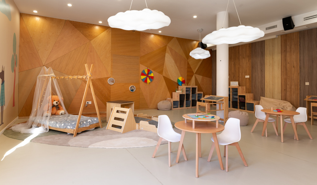 Kinderspeelkamer met houten meubels en kinderdecoratie op Tenerife.