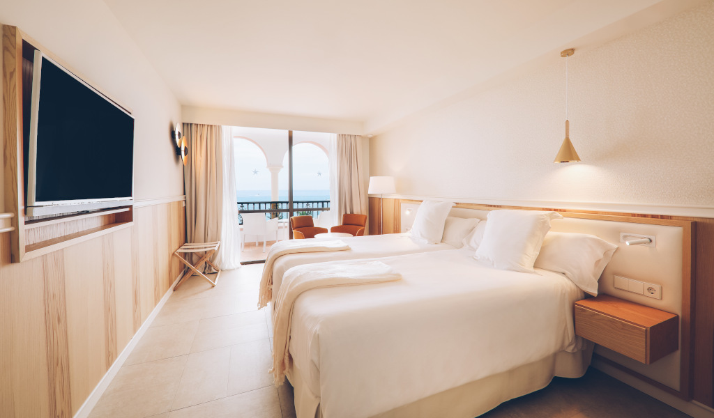 Dubbele kamer met balkon en uitzicht op zee in een hotel op Tenerife.