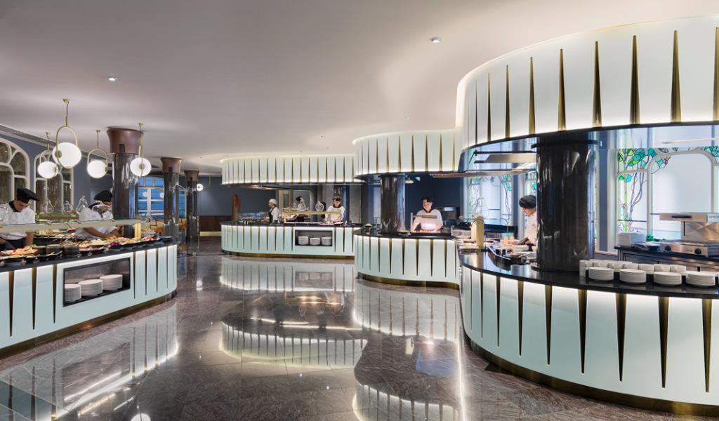 Chefs bereiden eten in een modern hotelbuffet op Tenerife.