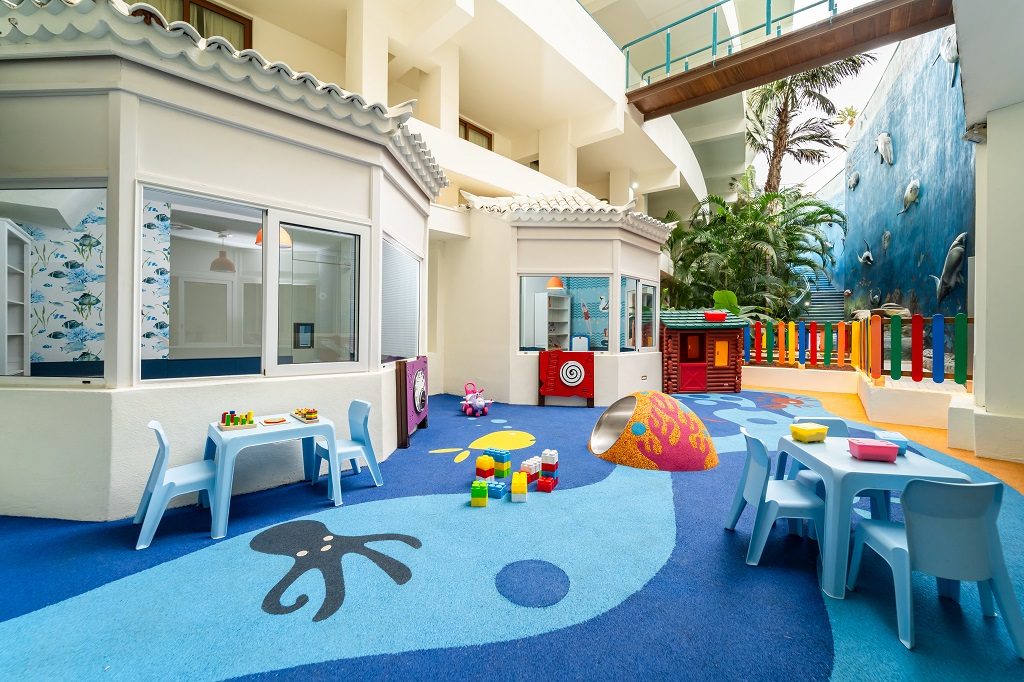 Kinderspeelruimte met tafels, stoelen en speelgoed in een kleurrijke ruimte op Tenerife.