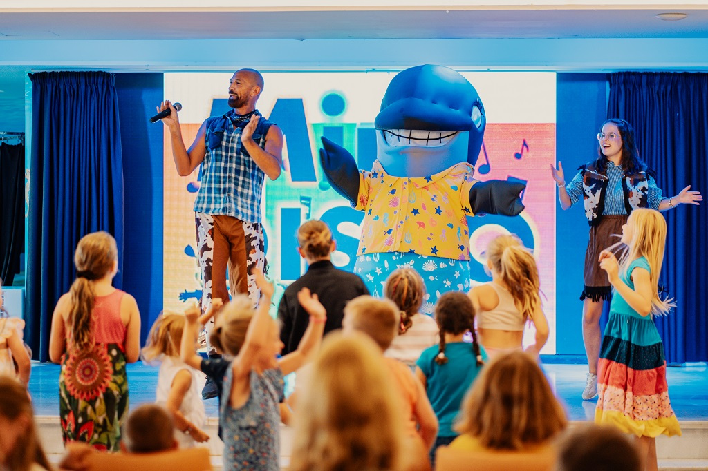 Geanimeerde personages vermaken kinderen op een podium op Tenerife.
