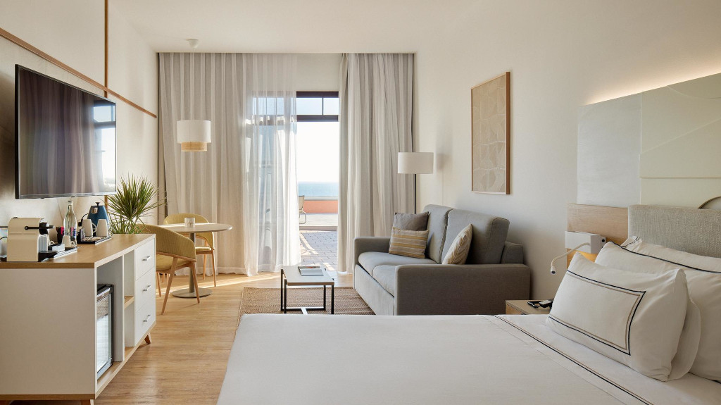 Hotelkamer op Tenerife met uitzicht op zee vanaf het balkon.