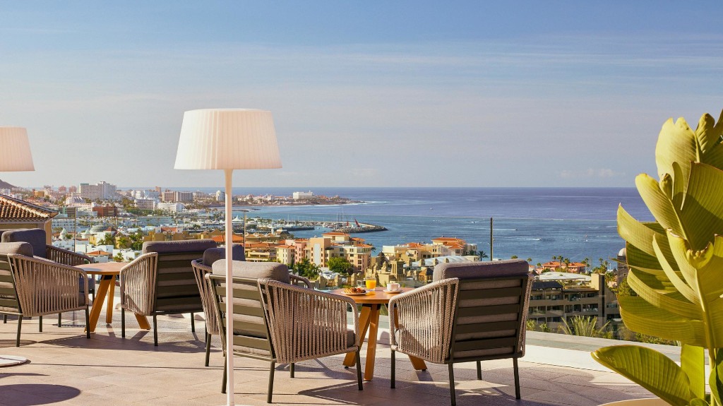 Terras met stoelen en uitzicht op zee in Playa de las Americas, Tenerife.