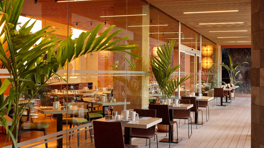 Restaurant op Tenerife met elegante tafels en decoratieve planten.