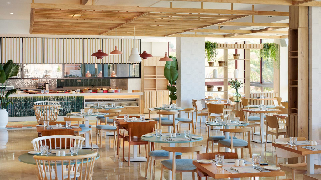 Restaurant op Tenerife met houten tafels en stoelen en moderne inrichting.