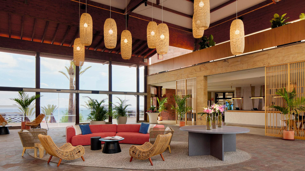 Verlichte lobby met hanglampen en banken in een hotel op Tenerife.