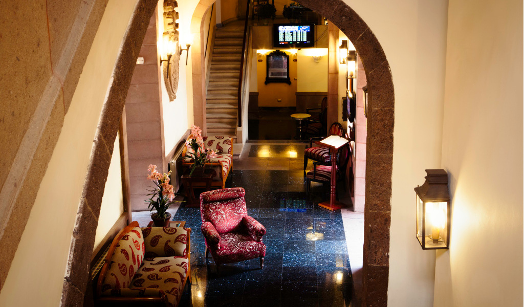 Lobby met stoelen en trappen in een gebouw in La Laguna, Tenerife.