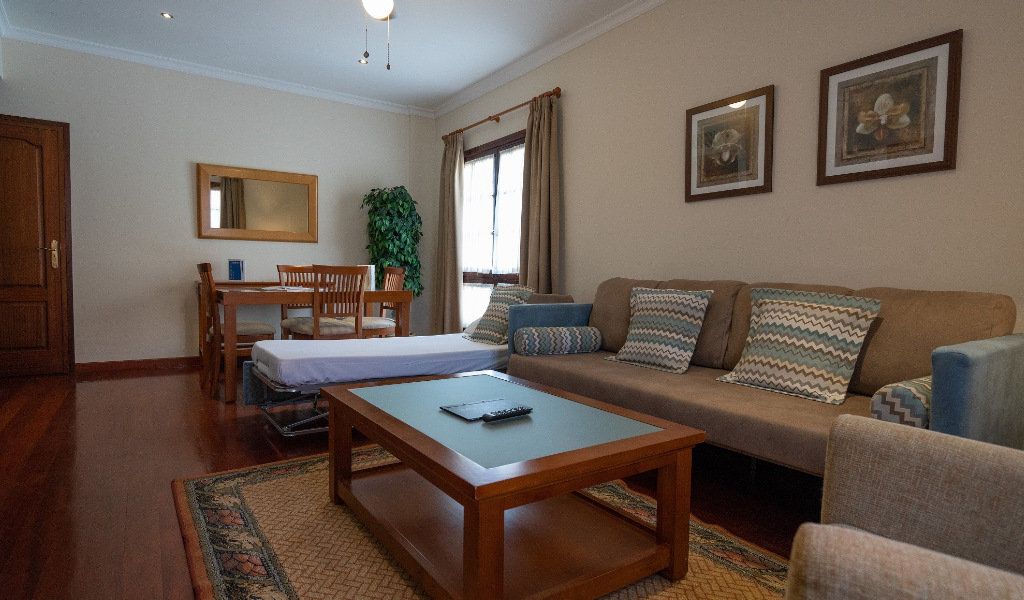 Woonkamer met bank, salontafel, eetkamer en decoratie op Tenerife.