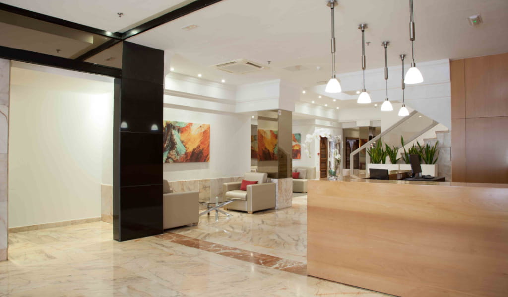Moderne lobby met beige stoelen, planten en hanglampen in het hotel van Tenerife.