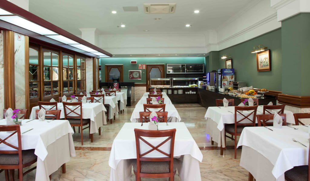 Restaurant op Tenerife met aankleedtafels en buffetgedeelte achterin.