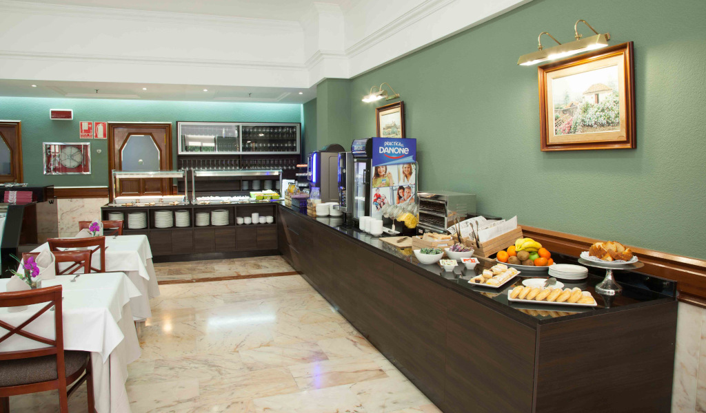 Buffet ontbijt met fruit en gebak in een hotel op Tenerife.