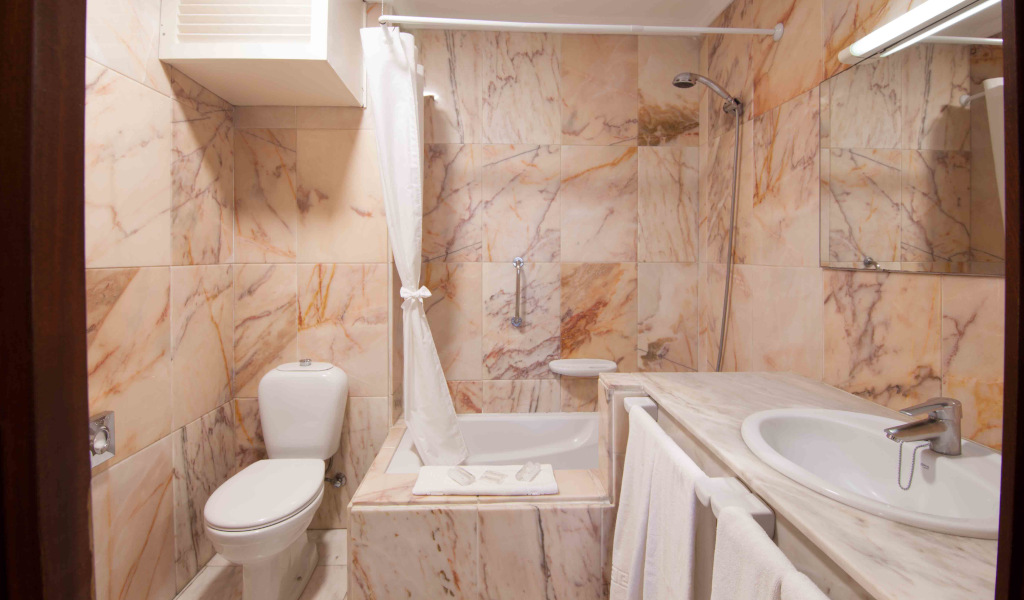 Marmeren badkamer met toilet, bad en wastafel op Tenerife.