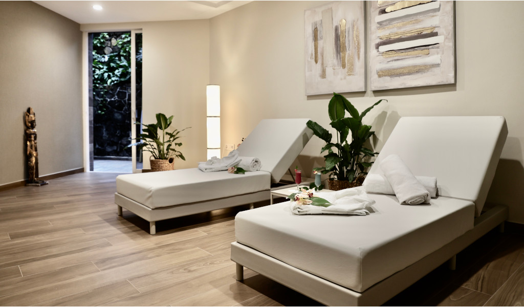 Twee massagebedden met handdoeken en planten in de buurt in een spa op Tenerife.