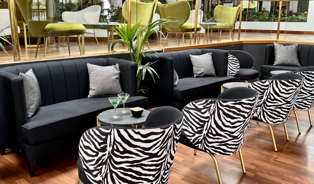 Zwarte banken en stoelen met dierenprint in een moderne lounge op Tenerife.