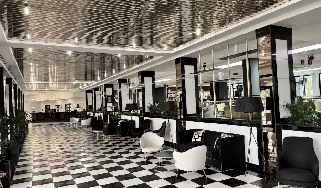 Moderne lobby met zwart-wit geruite vloer en zitplaatsen op Tenerife.