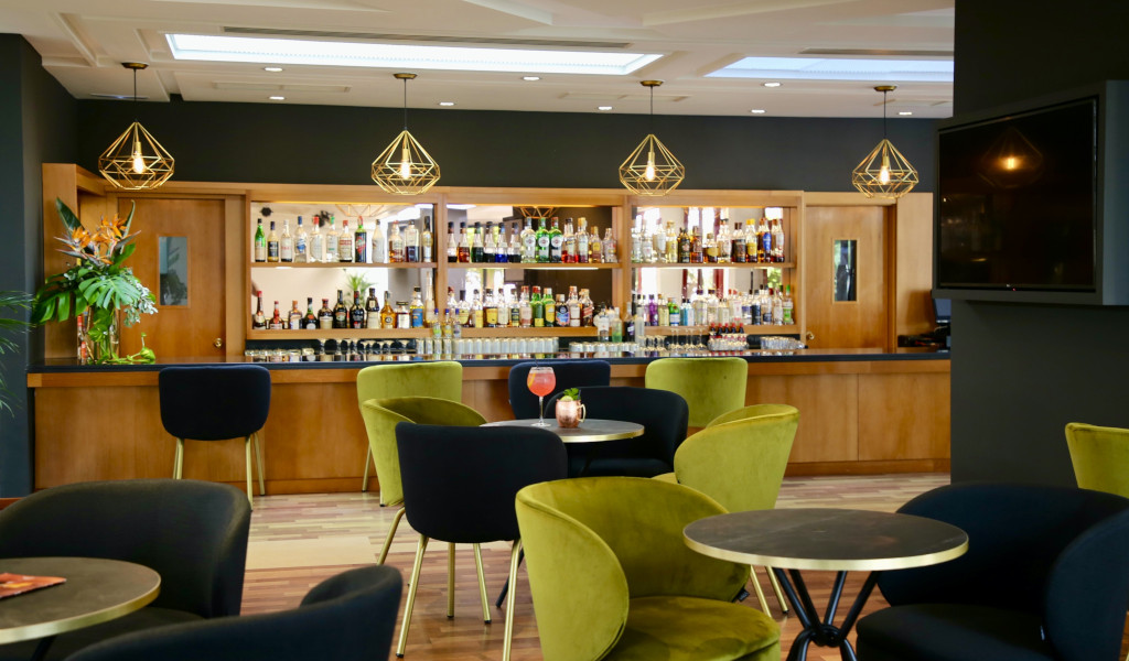 Bar met drankplank en groene en zwarte tafels, Tenerife.