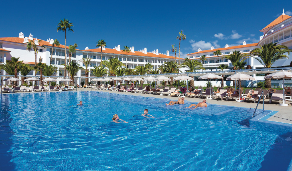 Buitenzwembad met mensen die voor een hotel op Tenerife zwemmen.